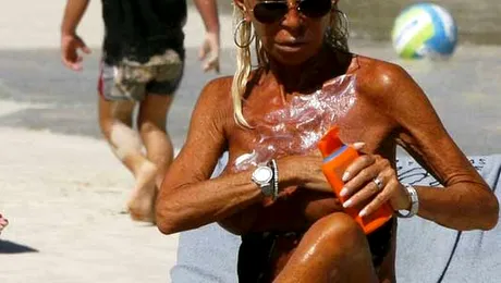 Donatella Versace si-a expus corpul stafidit la soare (poze)