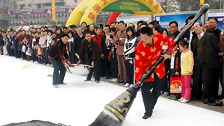 Vezi cum se picteaza cu cea mai mare pensula din lume (Poze)