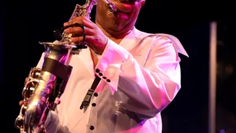 Dennis „Dee Tee” Thomas, cofondator al trupei Kool & The Gang, a murit