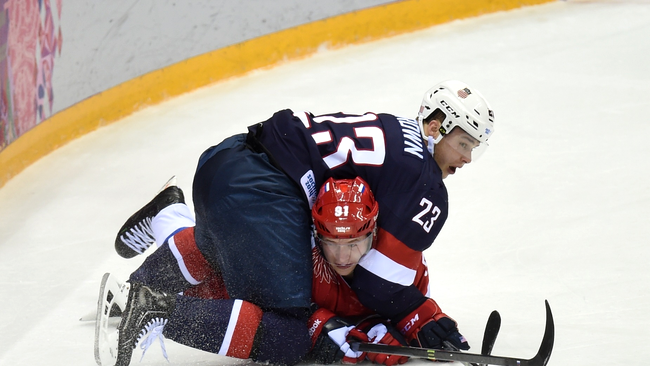 Contactele între jucători sunt dese într-un meci de hochei pe gheață