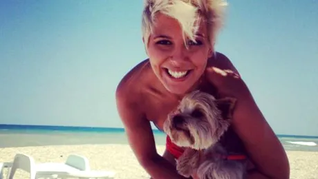 Sore, fără lenjerie intimă la TV. Cântăreţei i s-a văzut tot în direct