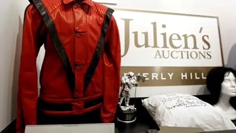 Jacheta rosie purtata de Michael Jackson in „Thriller” a fost vanduta pentru 1,8 milioane de dolari