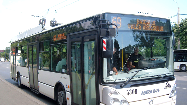 Troliebuzul 69 va circula deviat, pe 5 decembrie, ca sa aprinda primarul Oprescu luminile de Sarbatori