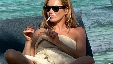 Kate Moss, distrusa de tigari si alcool (Poze)