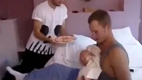 Doi olandezi au aflat ce înseamnă durerile nașterii (Video)