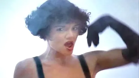 Katie Holmes, in rolul femeii fatale! (Video)