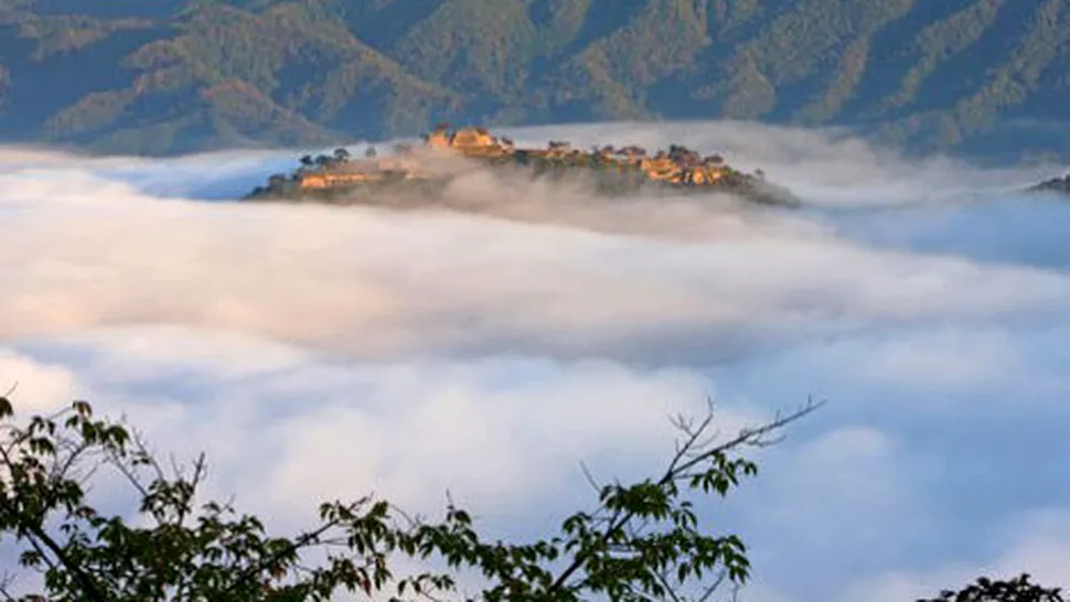 Castelul Takeda din Japonia - peisajul perfect de deasupra norilor