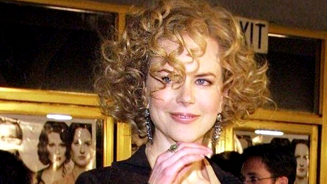 În 2002, părul este doar ondulat