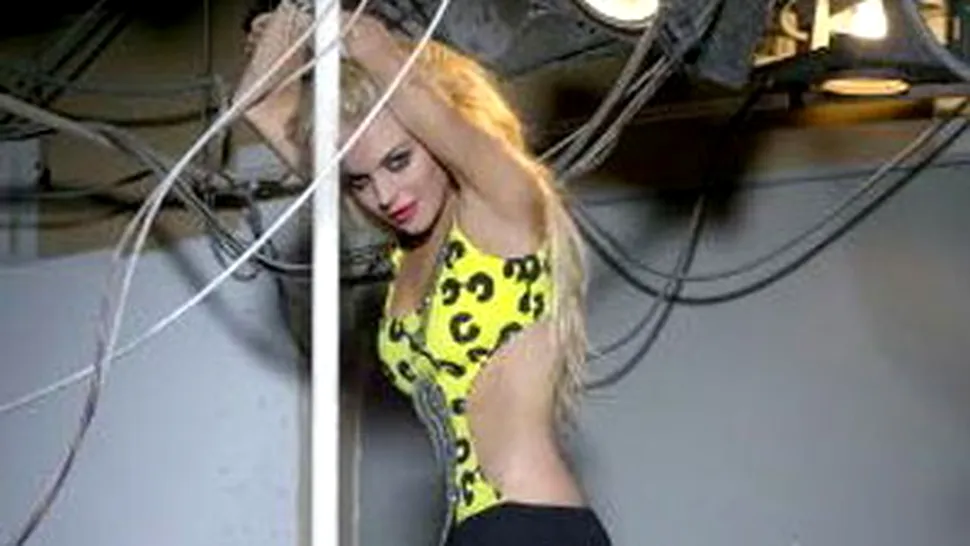 Lindsay Lohan danseaza la bara pentru a-si face reclama (Poze)