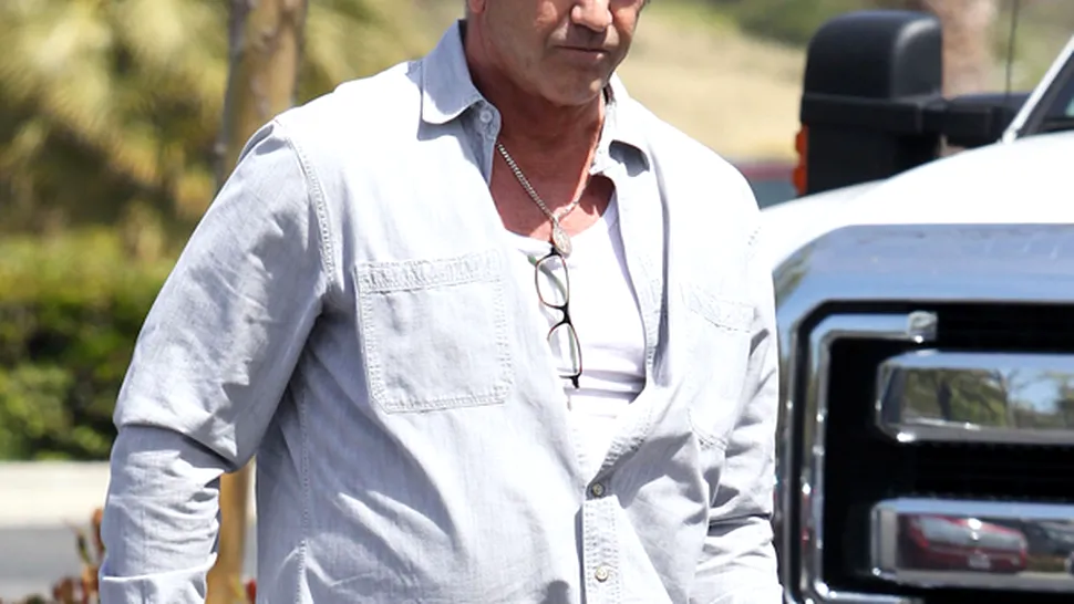 Mel Gibson și-a amenintat și și-a scuipat mama vitregă
