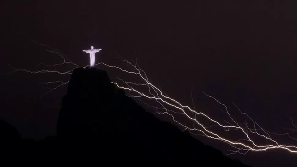 Statuia lui Iisus din Rio de Janeiro a fost fulgerată