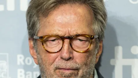 Eric Clapton refuză să cânte în locuri unde se cere dovada vaccinării anti-COVID