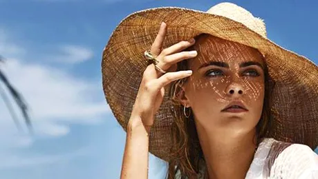Cara Delevingne, topless de dragul bijuteriilor