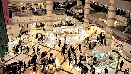 Motivul halucinant pentru care un chinez s-a aruncat de la etaj, într-un mall