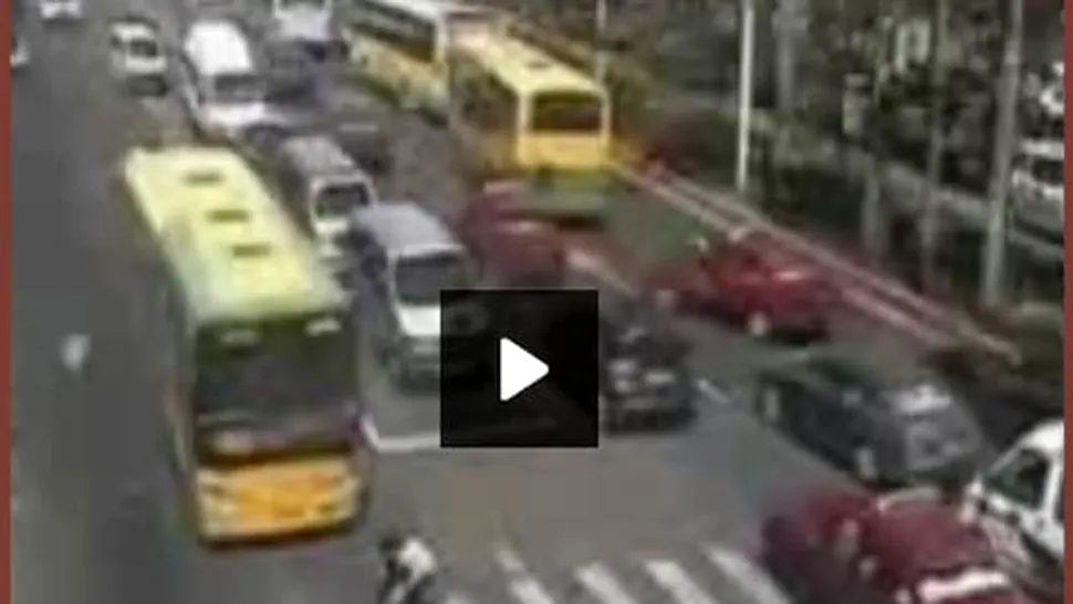 Imagini socante din China: O mama isi arunca propriul copil in fata autobuzului! (VIDEO)