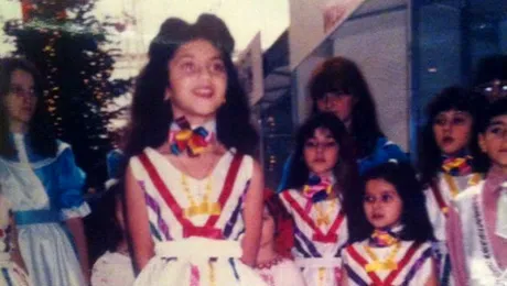 O recunoaşteţi? O binecunoscută cântăreaţă era prima la serbările de Crăciun din şcoală!