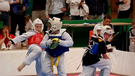 Footbrawl: sportul care combină artele marțiale, fotbalul american și rugby-ul (Video)