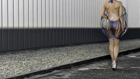 Hainele care devin transparente, în funcție de intensitatea pulsului (Video)