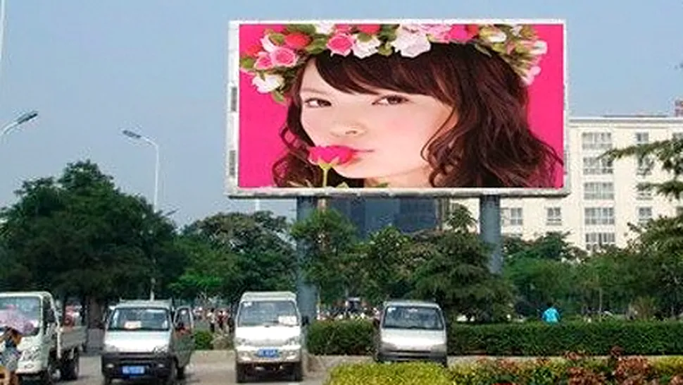 Film erotic proiectat accidental într-o piață publică din China