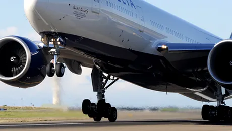 Cadavrul unui barbat a fost gasit in trenul de aterizare al unui avion