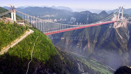 China mai „sparge” un record: cel mai lung pod între doi munți