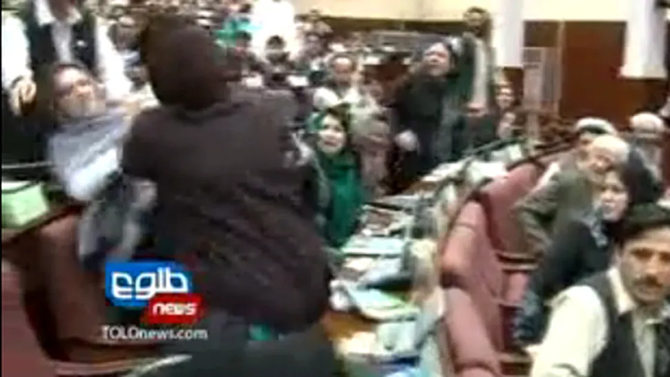 Bataie intre femei in Parlamentul afgan (Video)