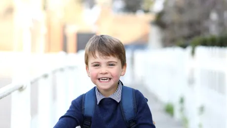 Prințul Louis a împlinit trei ani. Aniversarea, marcată printr-o fotografie veselă