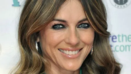 Elizabeth Hurley, în costum de baie la 50 de ani! Actriţa sfidează timpul