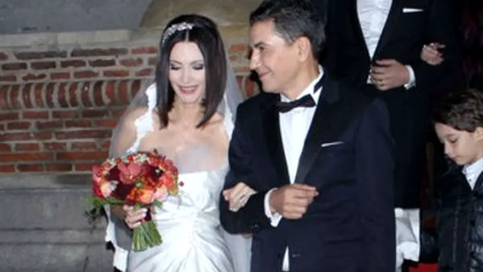 Andreea Berecleanu şi Constantin Stan s-au căsătorit religios. Ştirista a strălucit în rochia de mireasă – FOTO