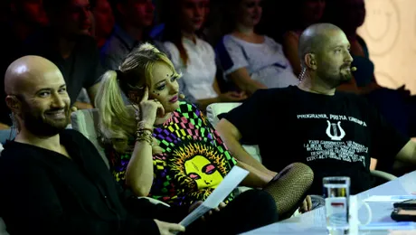 Mihai Bendeac primeşte un bileţel de la o concurentă aflată pe scena iUmor