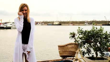 Diana Dumitrescu, tinută cool la malul mării