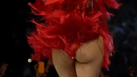 Jennifer Lopez si-a aratat fundul pe scena (Video)