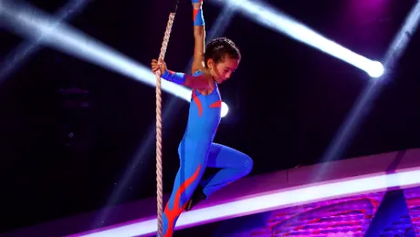 Demonstraţii de acrobaţie aeriană la frânghie, pictură pe apă şi breakdance la “Next Star”