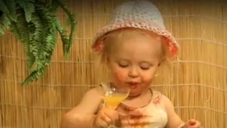 Uite cum petrece bebelusul „lui Bachus”, intr-un bar din Las Palmas