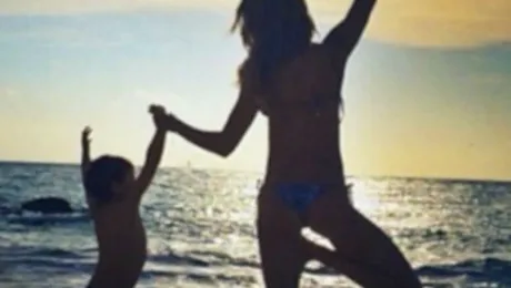 Are 35 de ani şi doi copii, dar arată senzaţional!