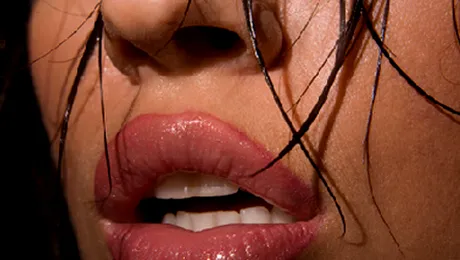 Complimentarea buzelor – cea mai de succes replica de agatat