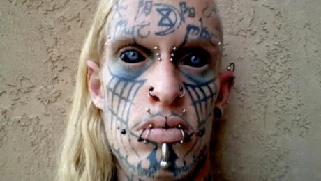 Bărbatul care își spune „Satana”, după ce s-a automutilat