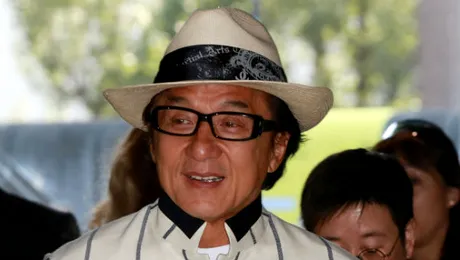 Jackie Chan a ajuns în România! Actorul a purtat o ie românească la lansarea peliculei sale