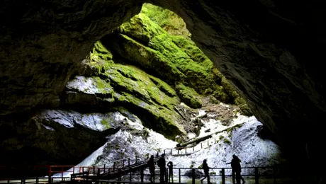 Peştera Scărişoara – adăpostul celui mai mare gheţar subteran din România