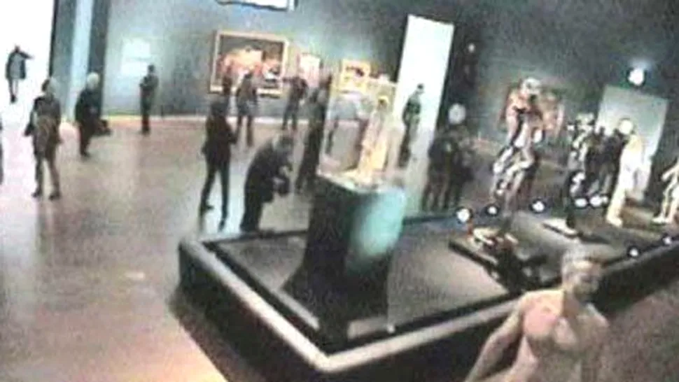 Un bărbat s-a plimbat complet DEZBRĂ‚CAT printr-un muzeu