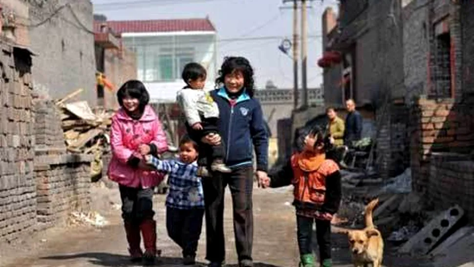 O chinezoaica a adoptat 80 de copii in 22 de ani (Poze)