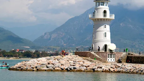 Cine a construit primul far maritim