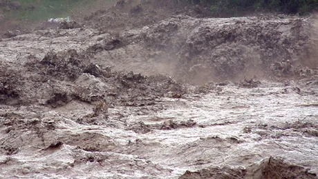 Alunecarile de teren intre Campulung Muscel si Curtea de Arges au inchis traficul in zona