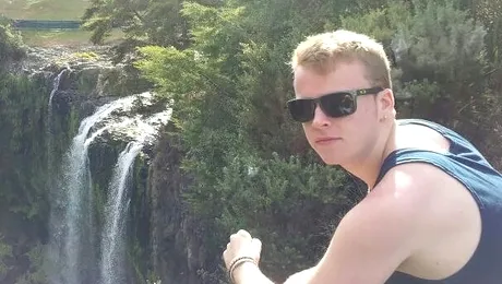 A căzut de la etajul 15 și a supraviețuit!