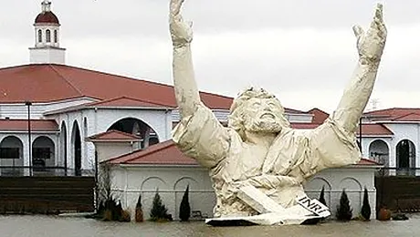 Act divin? Statuie gigantica reprezentandu-l pe Iisus, secerata de fulger