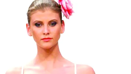 Roxana Ilie, in chiloti pe calea ferata (poze)