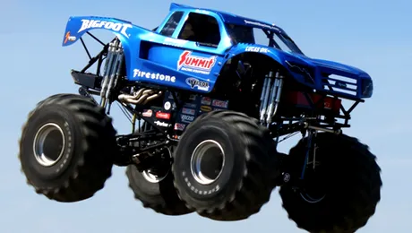Record mondial: Un american „zboară” cu un monster truck! (Video)