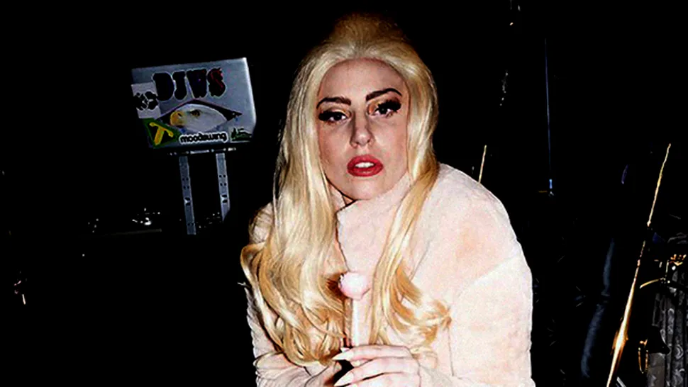 Lady Gaga se recuperează după operație într-un scaun cu rotile din aur