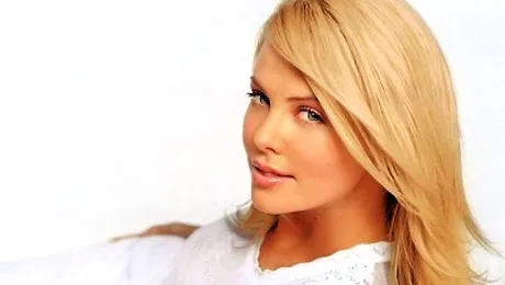 Charlize Theron s-a sarutat cu o femeie… in scopuri caritabile!