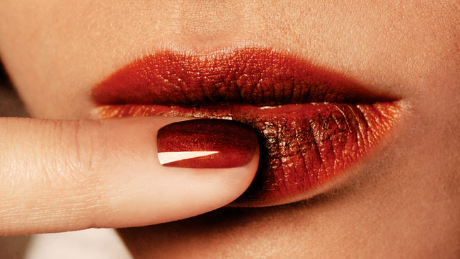 unghii rosii si buze apetisante